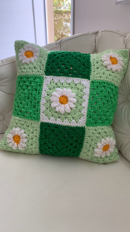 Capa de Almofada de crochê 40 X 40 cm mod.  Margarida -verde