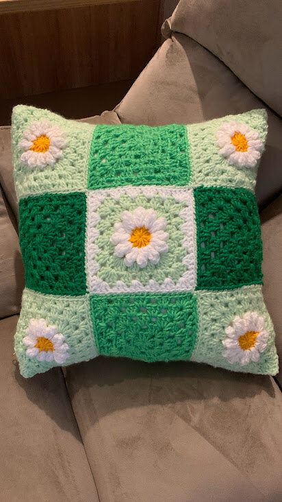 Capa de Almofada de crochê 40 X 40 cm mod.  Margarida -verde
