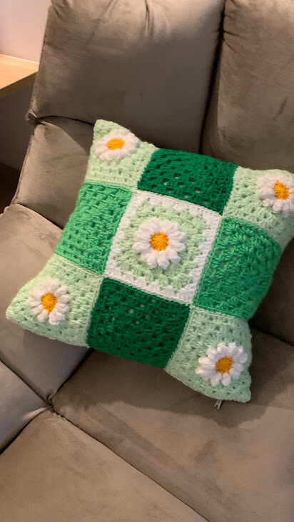Capa de Almofada de crochê 40 X 40 cm mod.  Margarida -verde