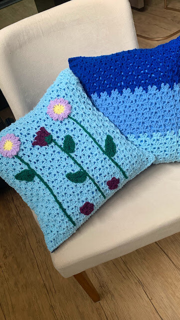 Capa de Almofada de crochê 40 X 40 cm mod.  Degrade e Flores
