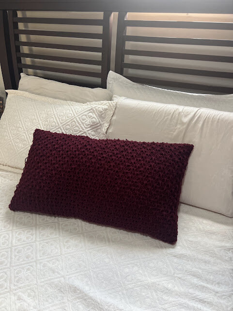 Almofadão de crochê lã 70 X 40 cm mod.  lisa vinho