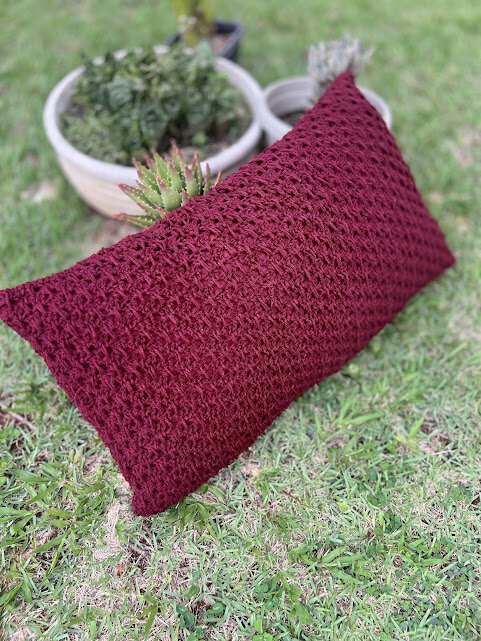 Almofadão de crochê lã 70 X 40 cm mod.  lisa vinho