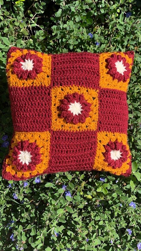 Capa de Almofada de crochê 40 X 40 cm mod.  Margarida marsala e 