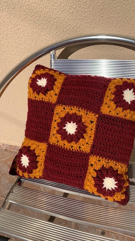 Capa de Almofada de crochê 40 X 40 cm mod.  Margarida marsala e 