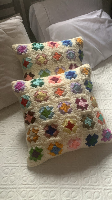 Capa de Almofada de crochê 40 X 40 cm mod.  25 granny square