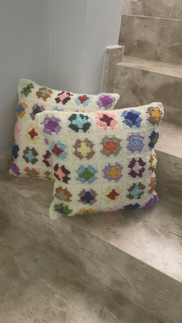 Capa de Almofada de crochê 40 X 40 cm mod.  25 granny square