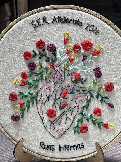 Bordado em Bastidor - Coração humano com flores - frase exclusiva