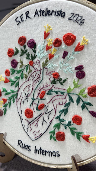 Bordado em Bastidor - Coração humano com flores - frase exclusi