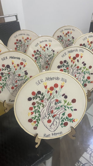 Bordado em Bastidor - Coração humano com flores - frase exclusi