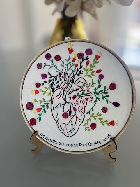 Bordado em Bastidor - Coração humano com flores - frase cardiolgista