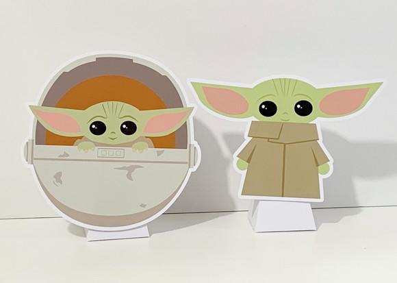Totem de Mesa Baby Yoda c/ Caixa Pirâmide