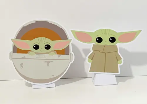 Totem de Mesa Baby Yoda c/ Caixa Pirâmide