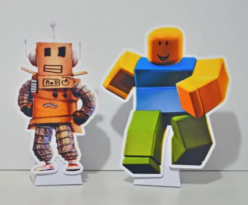 Totem de Mesa c/ Caixa Pirâmide Roblox