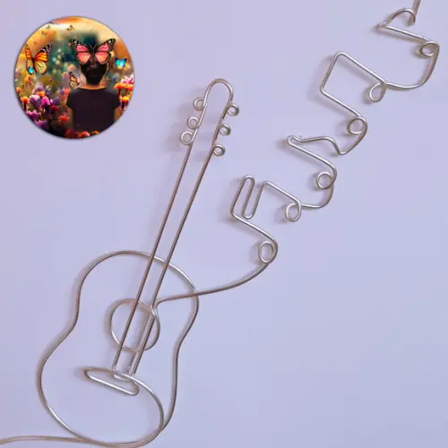 Escultura Notas Musicais e Violão com Música Elegante