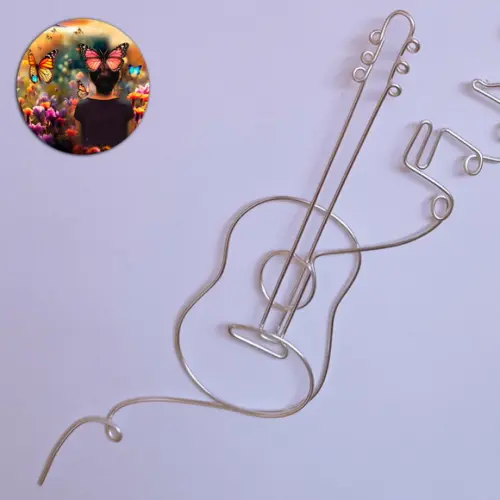 Escultura Notas Musicais e Violão com Música Elegante