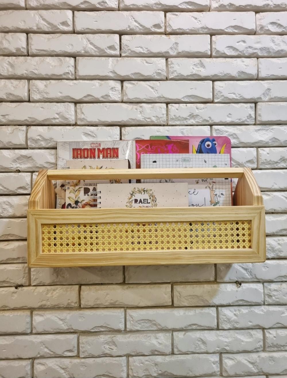 Prateleira de Livros Modelo Casinha Palhinha Indiana Madeira
