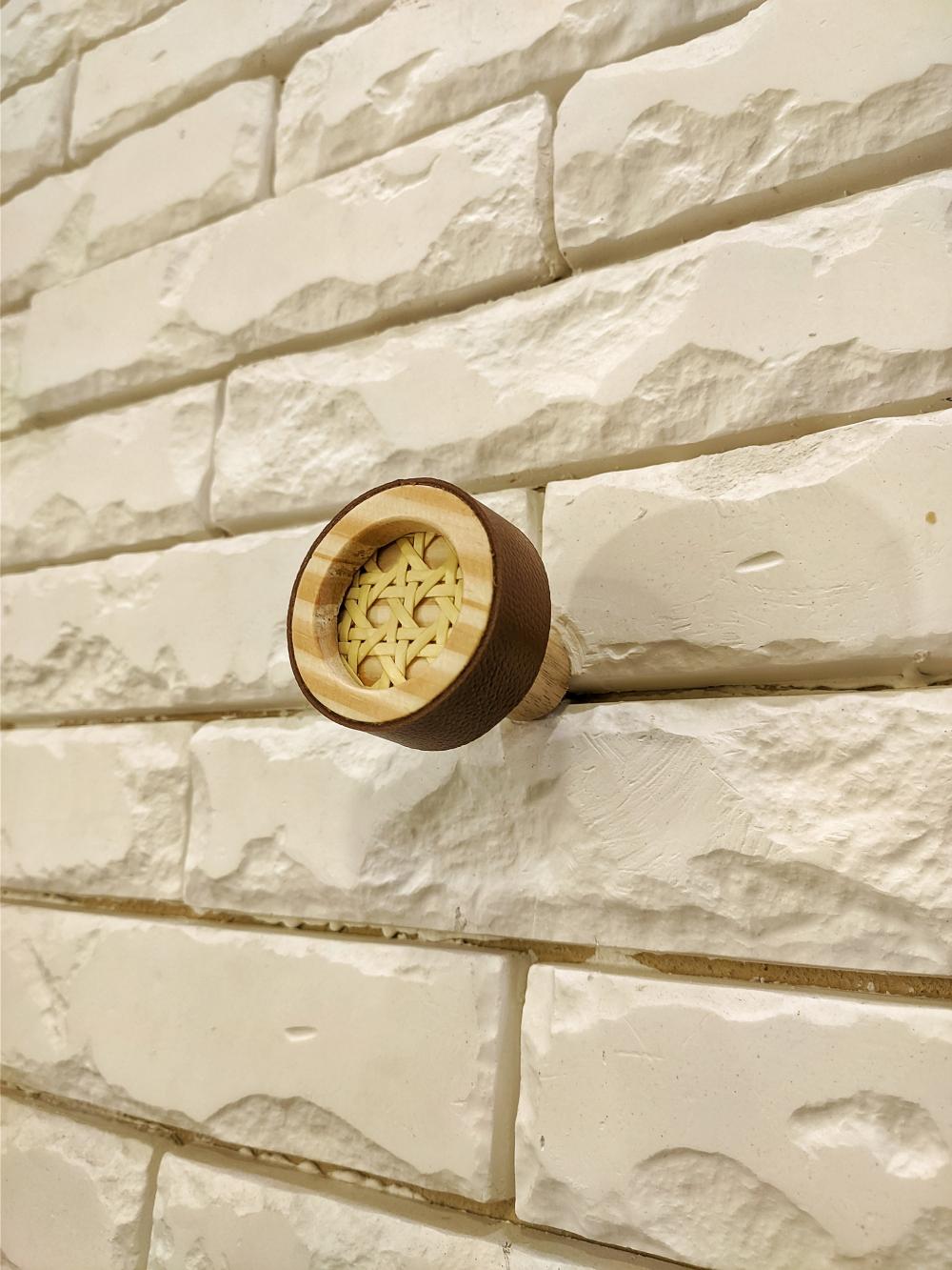 Gancho Pendurador com Palhinha Indiana e Couro Caramelo