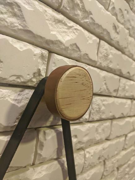 Gancho de Parede Pedurador com Tira de Couro Caramelo