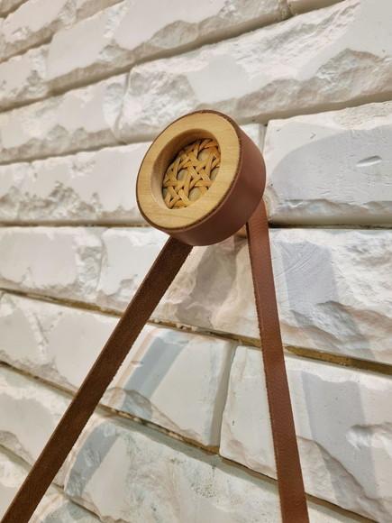 Gancho Pendurador com Palhinha Indiana Avelã Couro Caramelo