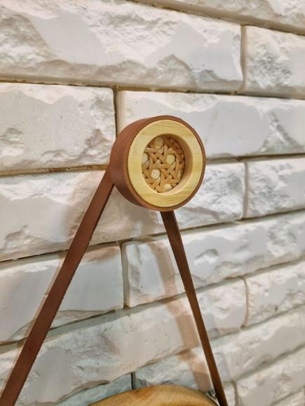 Gancho Pendurador com Palhinha Indiana Avelã Couro Caramelo