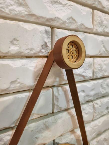 Gancho Pendurador com Palhinha Indiana Avelã Couro Caramelo