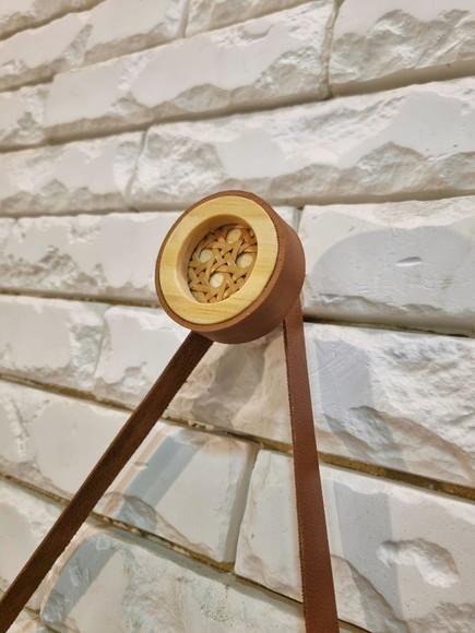 Gancho Pendurador com Palhinha Indiana Avelã Couro Caramelo
