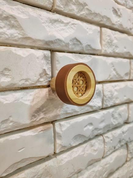 Gancho Pendurador com Palhinha Indiana Avelã Couro Caramelo