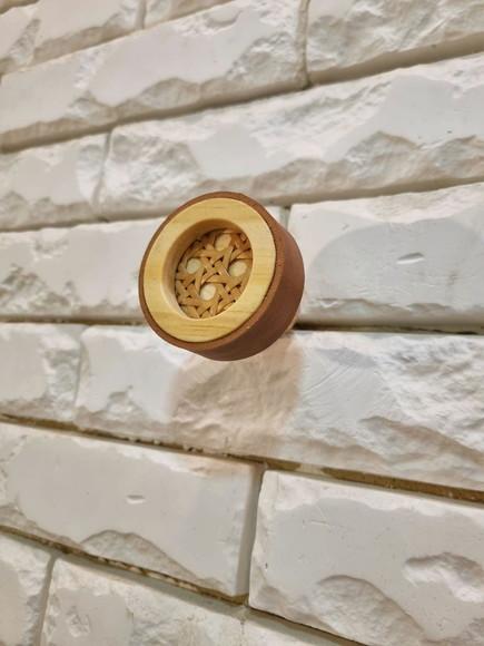 Gancho Pendurador com Palhinha Indiana Avelã Couro Caramelo