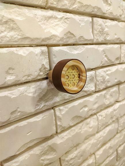Gancho Pendurador com Palhinha Indiana e Couro Caramelo