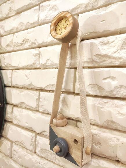 Gancho Pendurador com Palhinha Indiana e Couro Bege