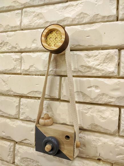 Gancho Pendurador com Palhinha Indiana e Couro Caramelo