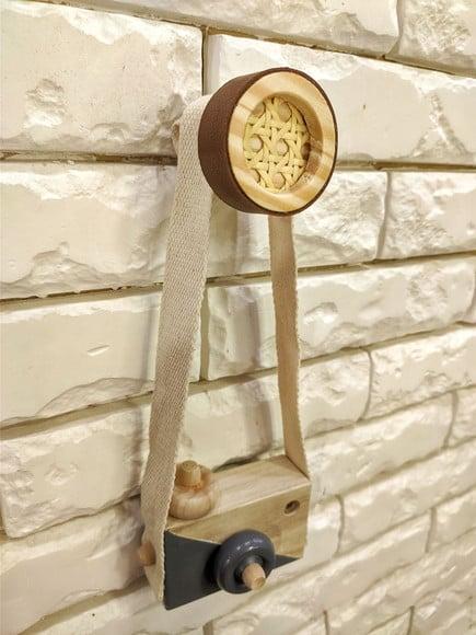 Gancho Pendurador com Palhinha Indiana e Couro Caramelo
