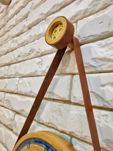 Gancho Pendurador com Palhinha Indiana e Couro Caramelo Taua
