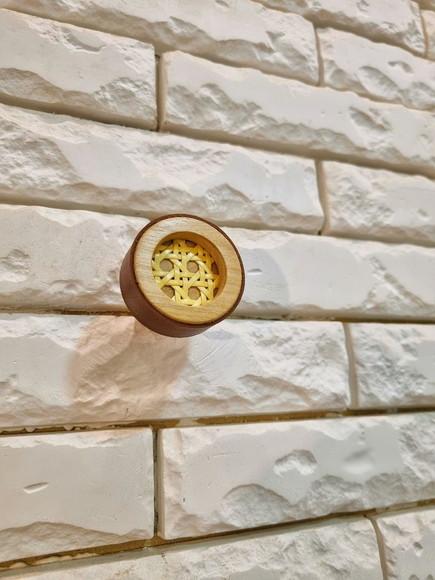 Gancho Pendurador com Palhinha Indiana e Couro Caramelo Taua