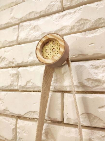 Gancho Pendurador com Palhinha Indiana e Couro Rosa Chá