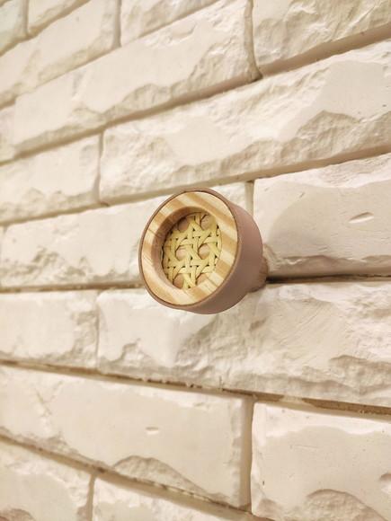 Gancho Pendurador com Palhinha Indiana e Couro Rosa Chá