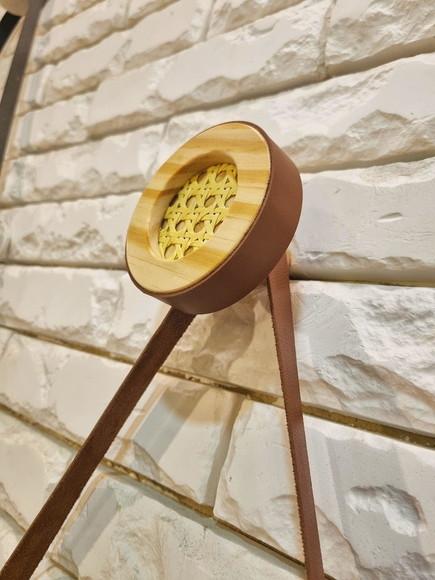 Gancho Pendurador G com Palhinha Indiana e Couro Caramelo