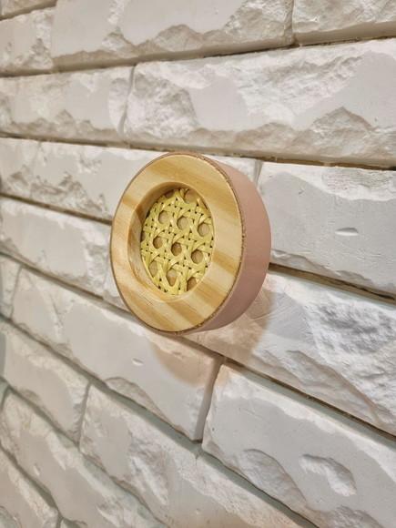 Gancho Pendurador G com Palhinha Indiana e Couro Rosa Chá