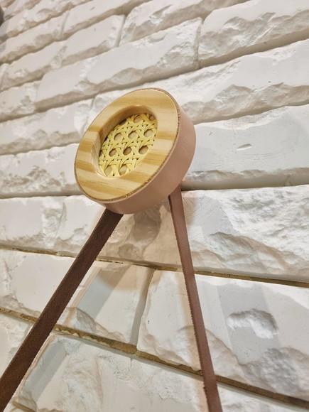 Gancho Pendurador G com Palhinha Indiana e Couro Rosa Chá