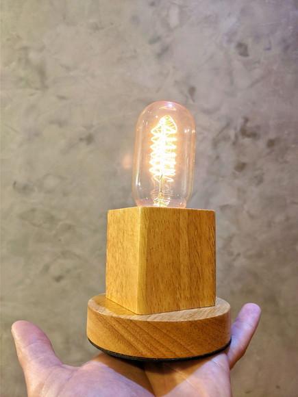 Luminária de Mesa Cubo em Madeira Maciça