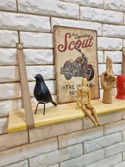 Prateleira com Alças de Couro Nude C/costura Madeira Pinus