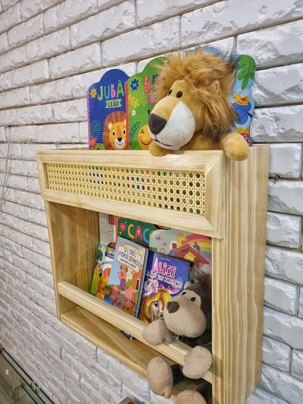 Prateleira de Livros com Palhinha Indiana e Dois Andares