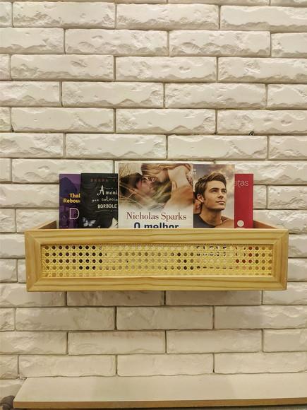 Prateleira de Livros com Palhinha Indiana Lara Madeira Maciç