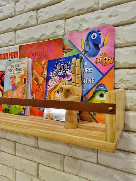Prateleira de Livros com Tira de Couro Caramelo e Madeira