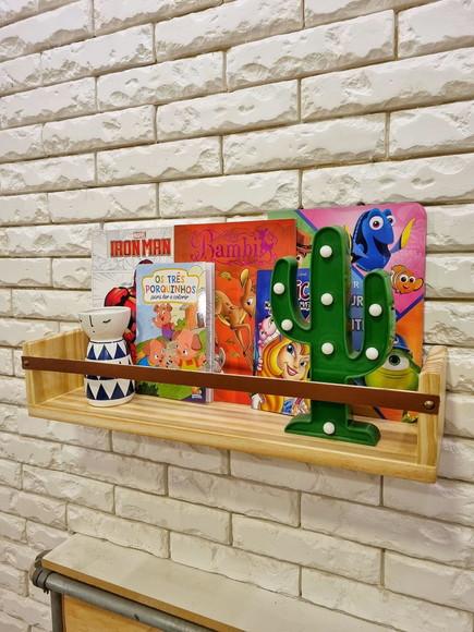Prateleira de Livros com Tira de Couro Caramelo e Madeira
