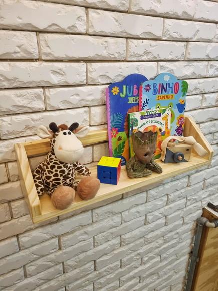 Prateleira de Livros e Decoração Nina Madeira Pinus Montesso