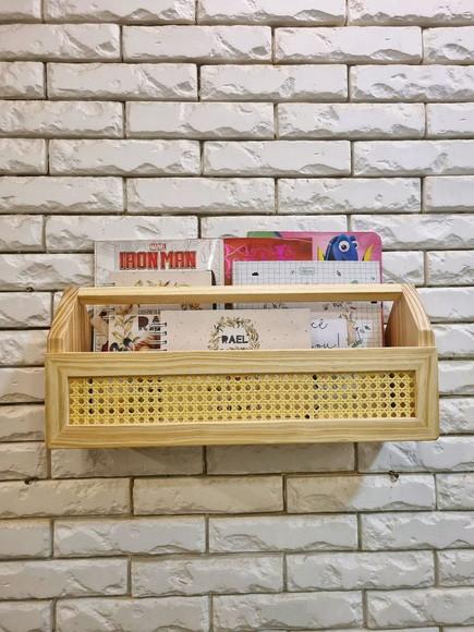 Prateleira de Livros Modelo Casinha Palhinha Indiana Madeira