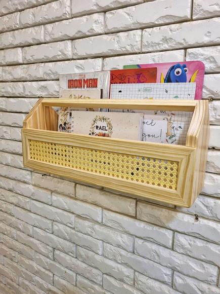 Prateleira de Livros Modelo Casinha Palhinha Indiana Madeira