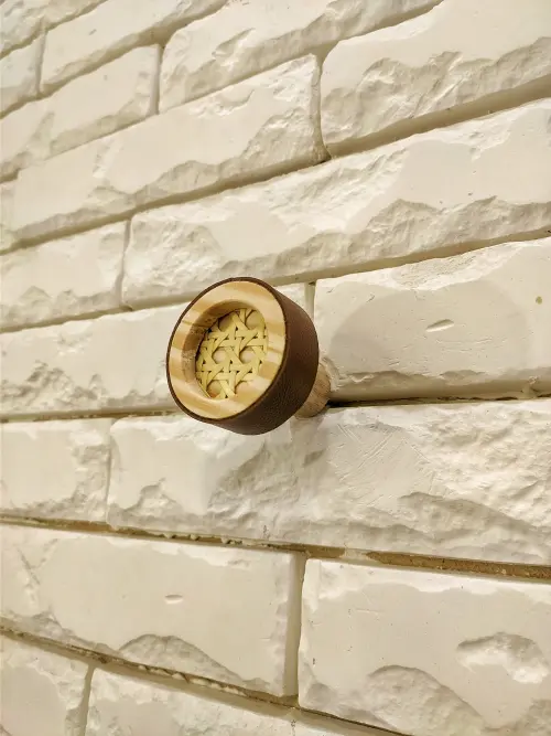 Gancho Pendurador com Palhinha Indiana e Couro Caramelo