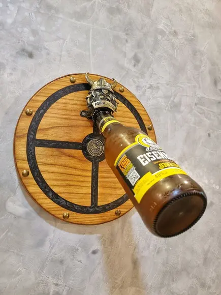 Abridor de Garrafas Magnético Escudo Viking Madeira Nobre